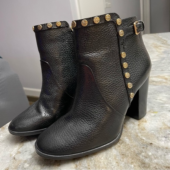 TORY BURCH Mae Black Pebbled Leather Logo-Studded Ankle Boot Bootie Size 5.5M - Picture 1 of 14